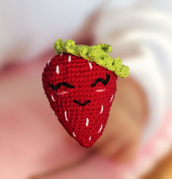 Baby Rassel Erdbeere